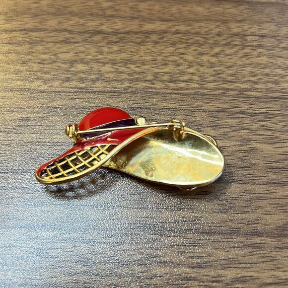 Red Hat Brooch / Pin - Picture 2 of 2